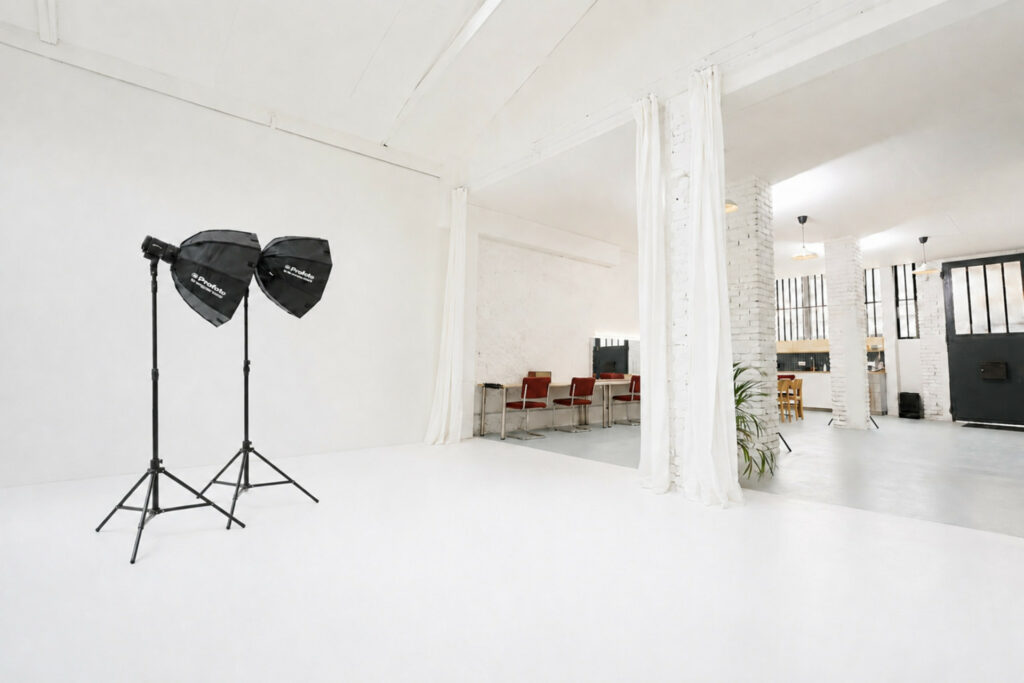 Plateau lumineux du Studio LEM avec cyclorama blanc et équipement Profoto
