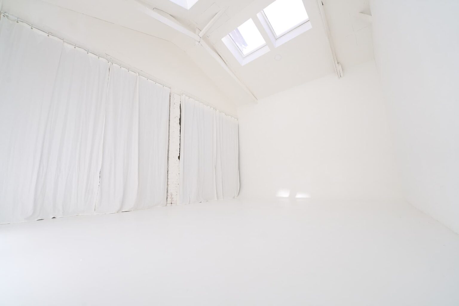 Cyclorama blanc et rideaux diffusants du Studio LEM